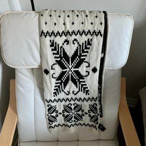 Danier Patterned Winter Scarf